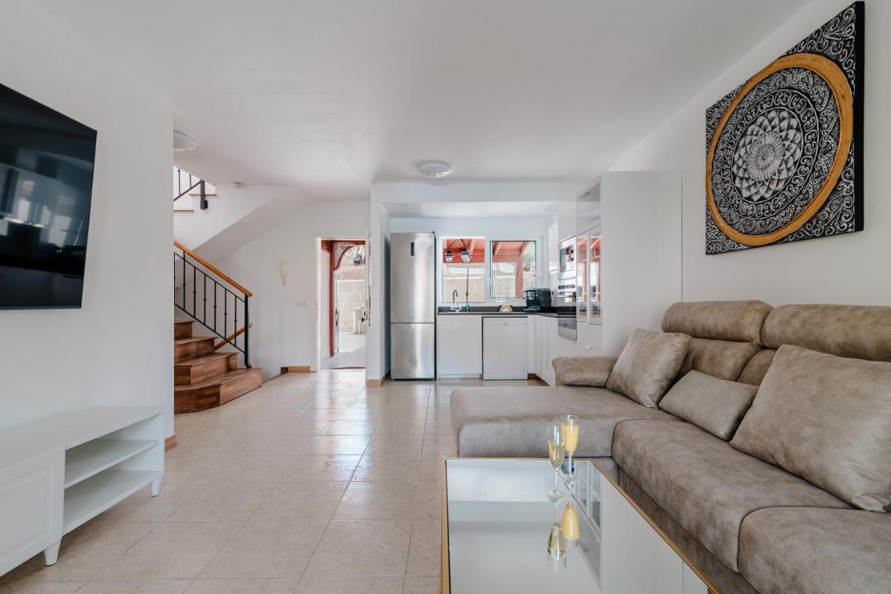 Comfortable 4-Bedroom Villa With Private Gardens Costa Adeje  Luaran gambar