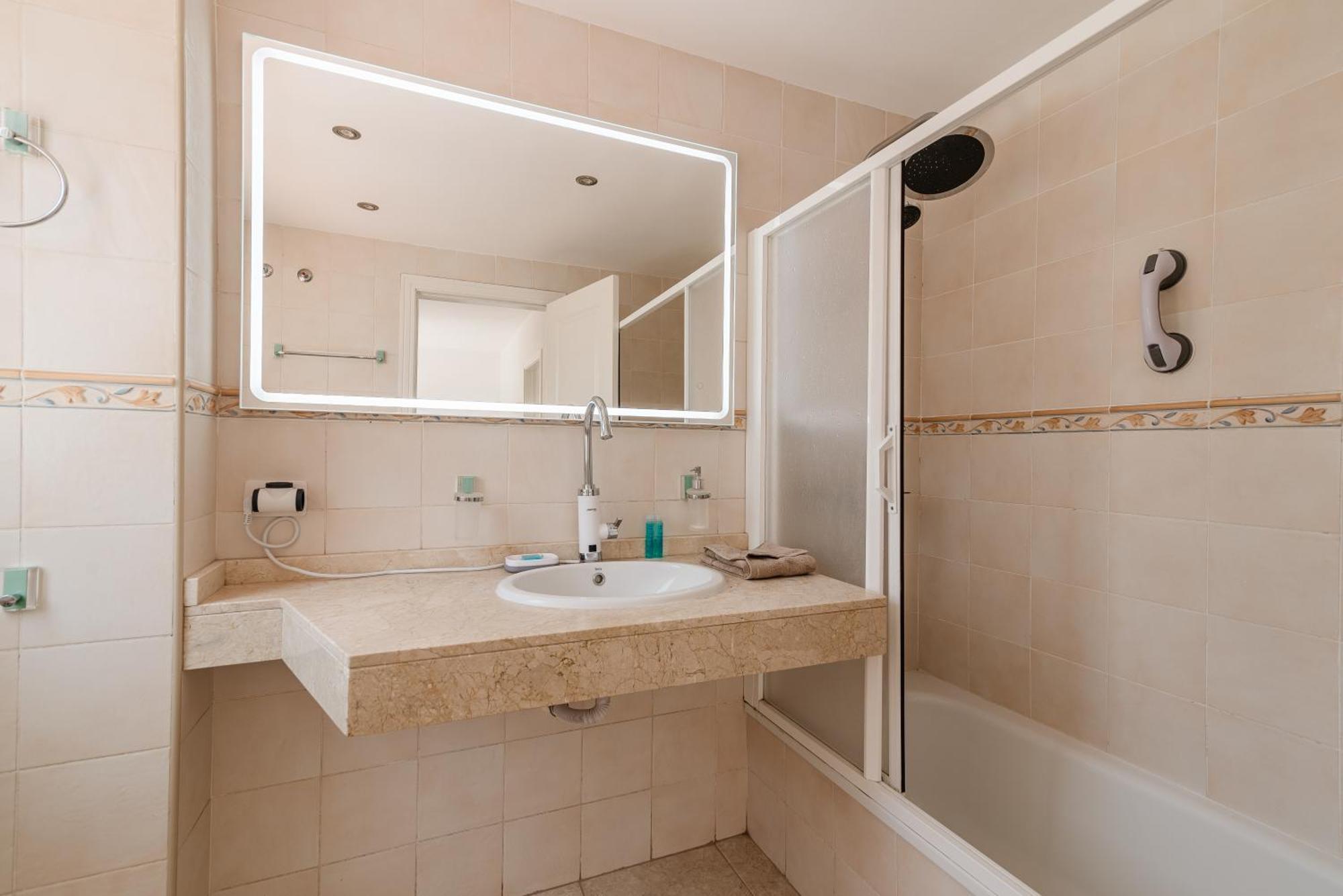 Comfortable 4-Bedroom Villa With Private Gardens Costa Adeje  Luaran gambar