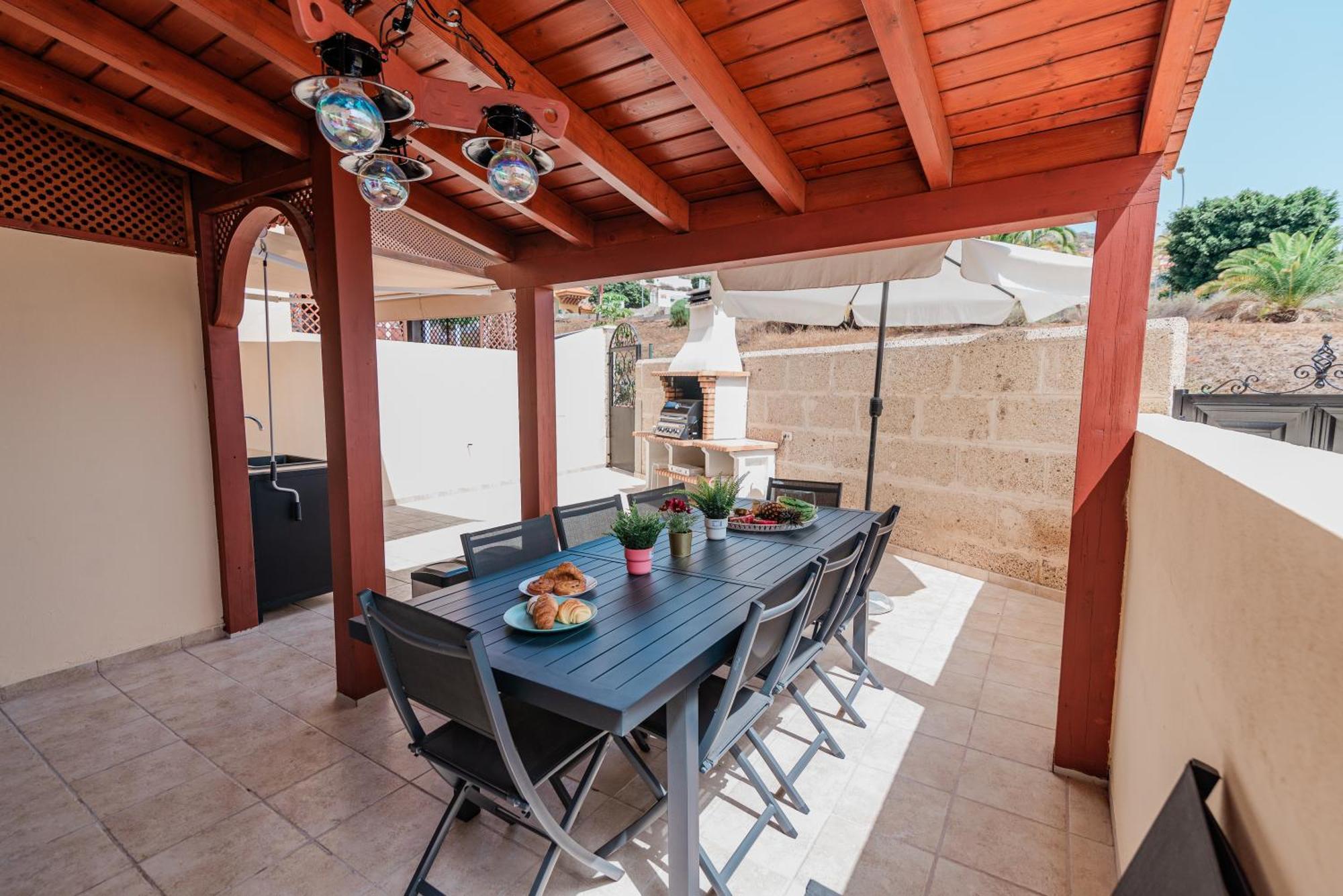 Comfortable 4-Bedroom Villa With Private Gardens Costa Adeje  Luaran gambar