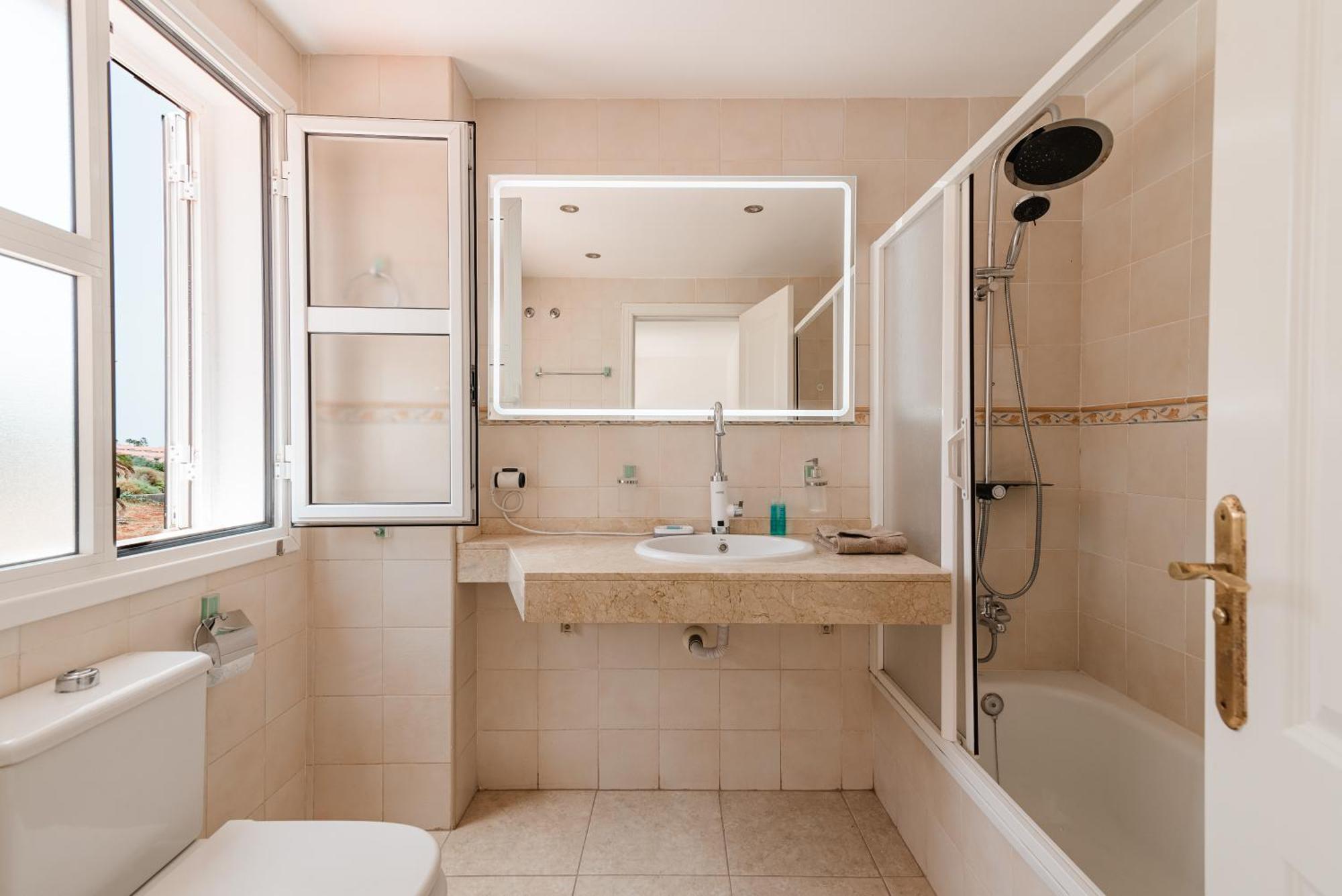 Comfortable 4-Bedroom Villa With Private Gardens Costa Adeje  Luaran gambar