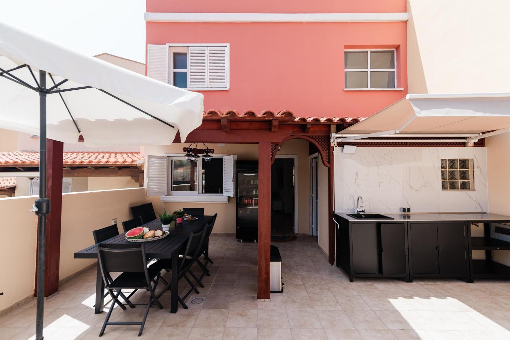 Comfortable 4-Bedroom Villa With Private Gardens Costa Adeje  Luaran gambar